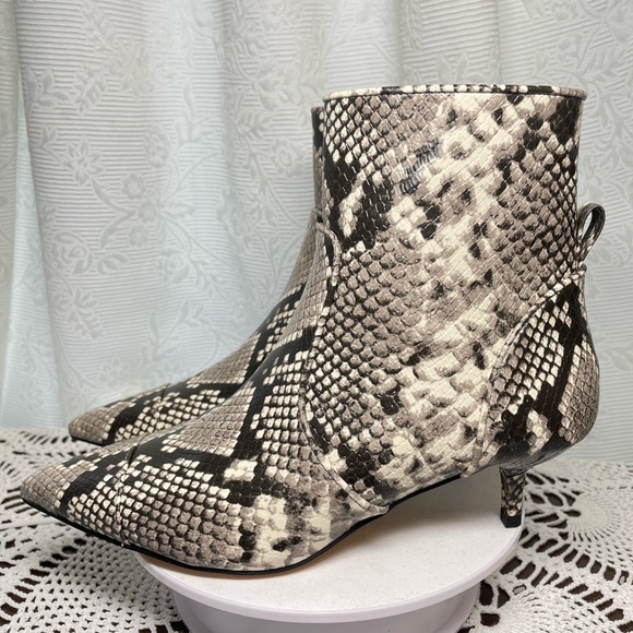 NEW Michael Kors Kadence Kitten Bootie EMB Faux Leather Color Sand Size 10M Box. - Picture 4 of 17